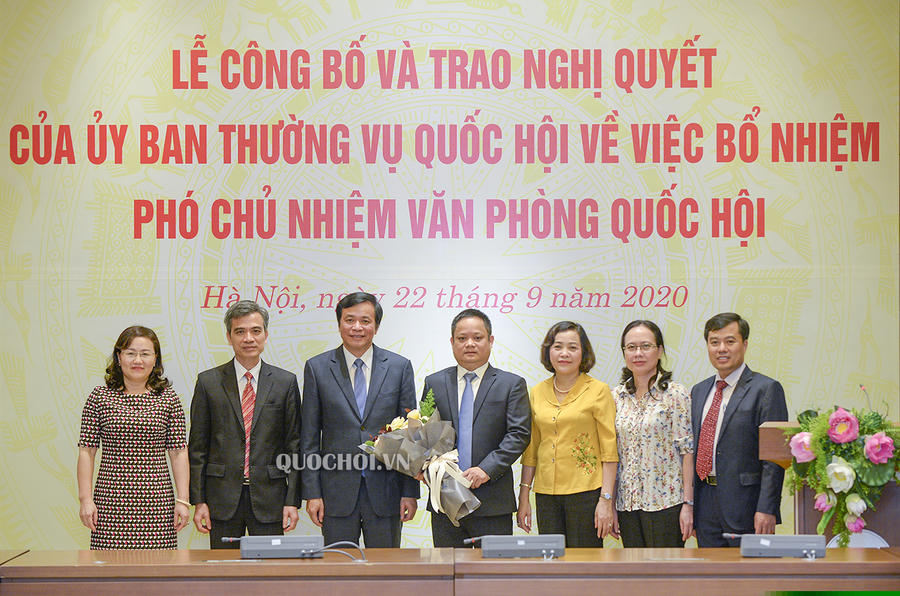 Lãnh đạo Ban Công tác Đại biểu, Lãnh đạo Văn phòng Quốc hội chúc mừng Tân Phó Chủ nhiệm Văn phòng Quốc hội Vũ Minh Tuấn.