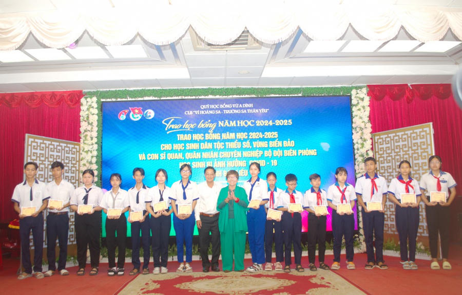 Ông Bùi Tấn Bảy - Tỉnh ủy viên, Phó Chủ tịch Thường trực trực HĐND tỉnh và bà Lê Thị Tuyết - Chủ Tịch Hội đồng Quản trị Công ty Cổ phần Nông nghiệp Công nghệ cao Trung An - Cần Thơ, trao học bổng Vừ A Dính cho các em học sinh dân tộc thiểu số có hoàn cảnh khó khăn trên địa bàn tỉnh Bạc Liêu.