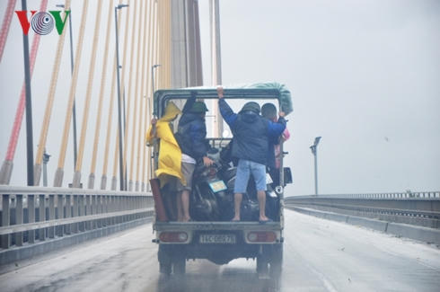 Cầu Bãi Cháy nối hai bờ thành phố Hạ Long thực hiện cấm các phương tiện lưu thông trong bão lớn. Xe máy và người điều khiển phải sử dụng phương tiện chuyên chở để sang bờ bên kia.