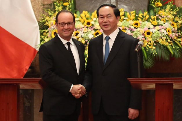 Tiếp đón Tổng thống Pháp Francois Hollande ngày 6/9/2016, Chủ tịch nước Trần Đại Quang gây ấn tượng với chính giới và truyền thông quốc tế khi trích dẫn câu nói của đại văn hào Voltaire để nói về mối quan hệ hữu nghị giữa Việt Nam và Pháp: “Một người bạn tốt quý giá hơn mọi điều vĩ đại trên đời” (ảnh: Lao động)