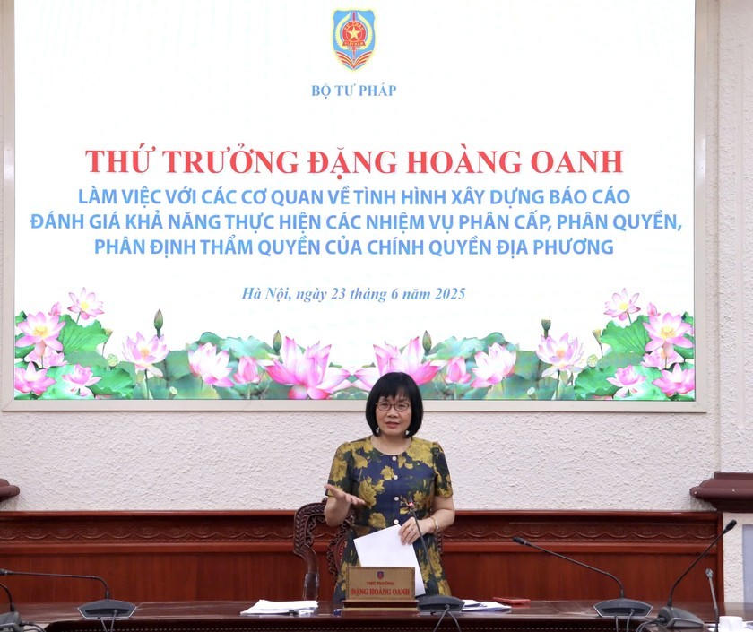 Thứ trưởng Bộ Tư pháp Đặng Hoàng Oanh chủ trì buổi làm việc với các cơ quan về Báo cáo đánh giá khả năng thực hiện các nhiệm vụ phân cấp, phân quyền, phân định thẩm quyền của chính quyền địa phương.