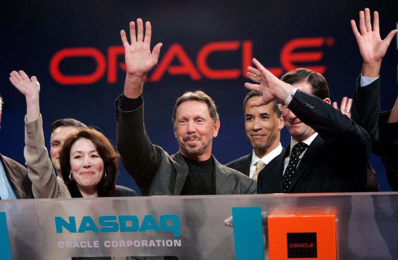 Hình ảnh truyền cảm hứng của Larry Ellison (giữa).