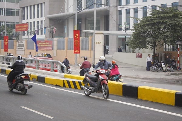 Nhiều phương tiện tham gia giao thông vẫn còn bỡ ngỡ khi đi qua hầm.