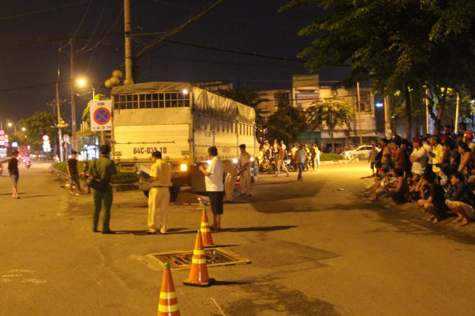 Chiếc xe tải ôm cua thì cuốn xe máy vào gầm.