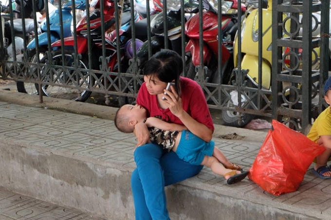Gọi điện cho người thân đến đón sau một chuyến đi dài.