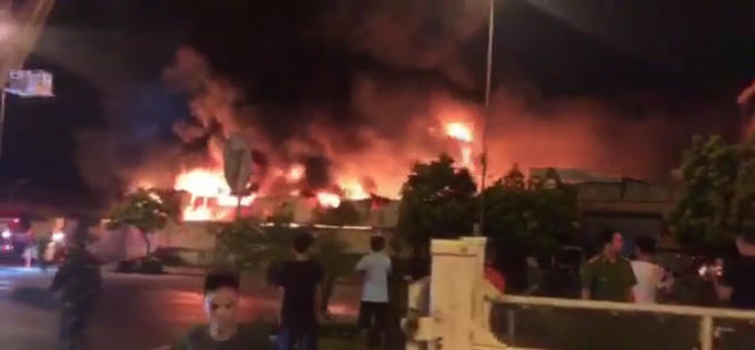 Nhiều bà con tiểu thương không kịp sơ tán hàng hóa, chỉ biết đứng ngoài chua xót.