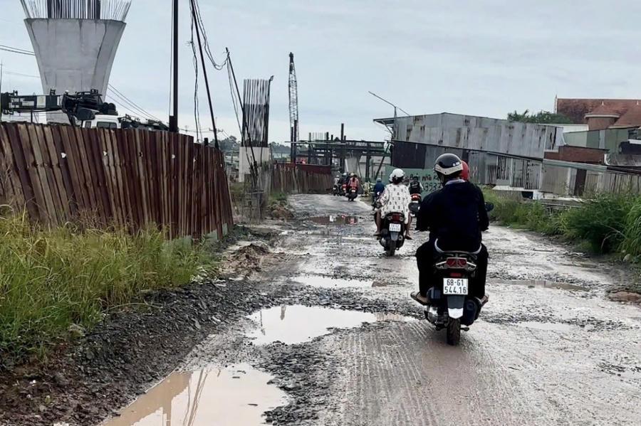 Đường Phùng Hưng, phường Tam Phước, đoạn giao với đường cao tốc Biên Hòa – Vũng Tàu bị xuống cấp nghiêm trọng.