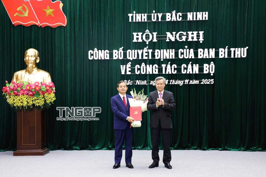 Ông Nguyễn Quang Dương, Ủy viên BCH Trung ương Đảng, Phó Trưởng Ban Tổ chức Trung ương trao Quyết định và tặng hoa chúc mừng ông Phạm Hoàng Sơn.