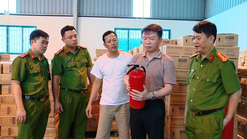 Thiếu tướng Nguyễn Minh Tuấn - Giám đốc Công an tỉnh Phú Thọ trực tiếp chỉ đạo lực lượng chức năng tiến hành kiểm tra, khám xét tại kho hàng của công ty TNHH TOMOKEN Việt Nam.