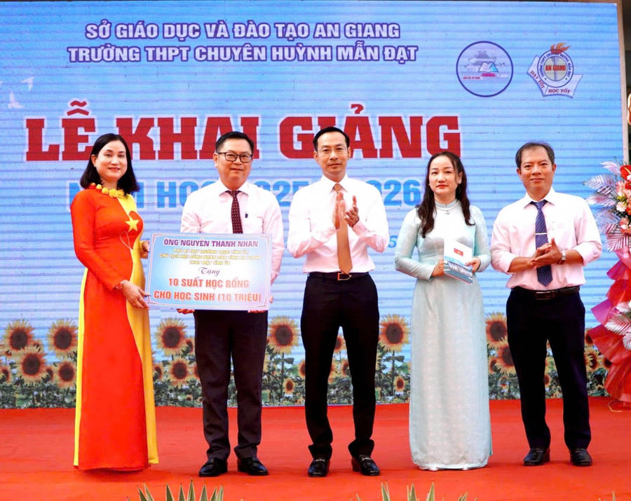 Phó Bí thư Thường trực Tỉnh ủy, Chủ tịch HĐND tỉnh An Giang Nguyễn Thanh Nhàn thay mặt Tỉnh ủy tặng 10 suất học bổng cho học sinh trường Chuyên Huỳnh Mẫn Đạt.