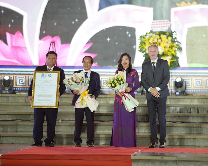 Ông Võ Ngọc Thành, chủ tịch UBND tỉnh Gia Lai vinh dự nhận bằng chứng nhận của Unesco
