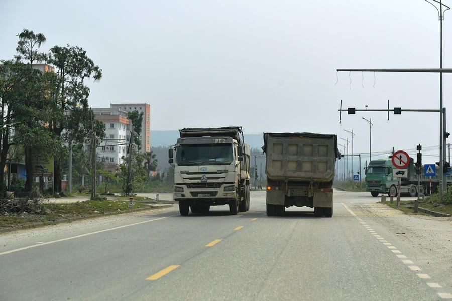 Những chiếc xe tải lớn có dấu hiệu quá tải chở đầy đất trên tuyến tỉnh lộ 337 và Quốc lộ 279 chạy rầm rập ngày đêm mang theo bụi bặm và đất vương vãi ra mặt đường.