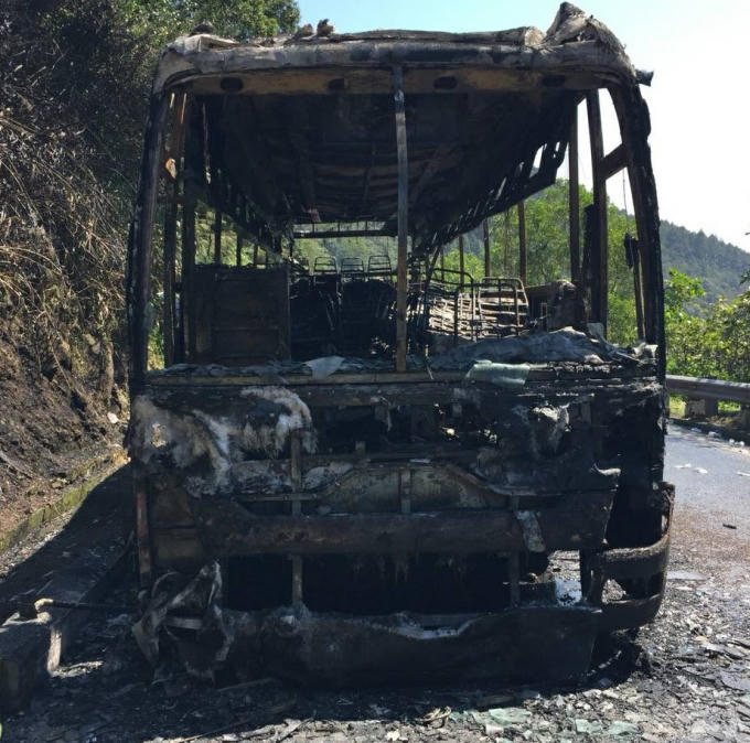 Hiện trường vụ cháy xe khách trên đèo Hải Vân. Ảnh: N.N.