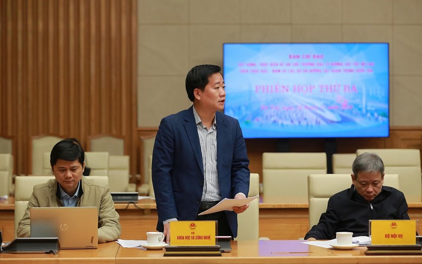 Đại diện lãnh đạo các bộ, ngành phát biểu tại cuộc họp - Ảnh: VGP
Đại diện lãnh đạo các bộ, ngành phát biểu tại cuộc họp - Ảnh: VGP