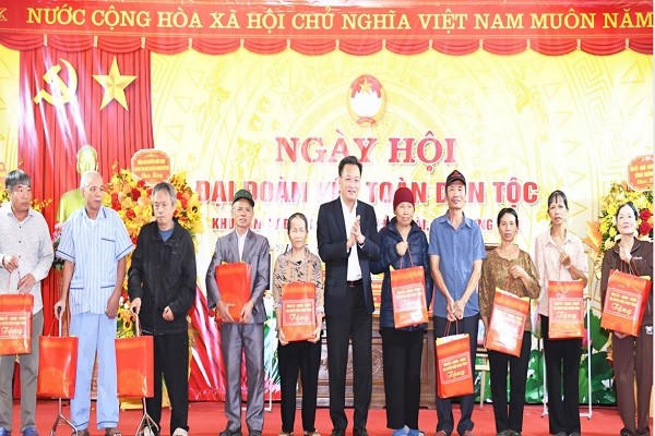 Lãnh đạo tỉnh Hưng Yên trao quà tặng các hộ cận nghèo, hộ có hoàn cảnh khó khăn trên địa bàn KDC Đới Khê.