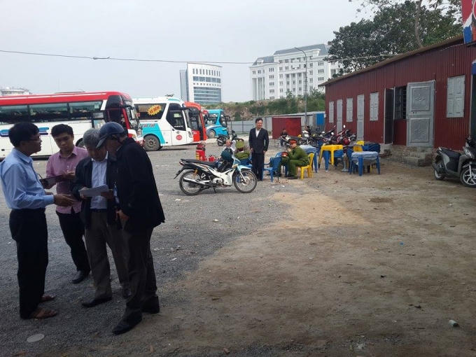 Lãnh đạo và cán bộ phường Yên Hòa tổ chức, chỉ đạo cưỡng chế tháo dỡ tại hiện trường.