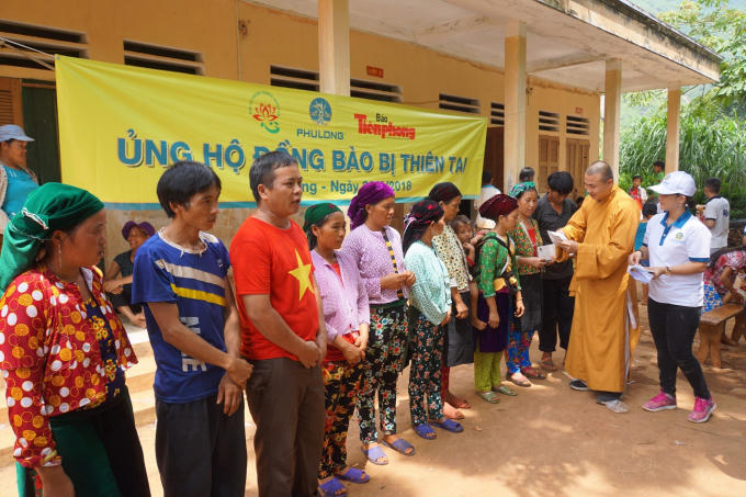 Đại diện Phú Long trao tiền và quà cho các gia đình bị thiệt hại tại huyện Quản Bạ.