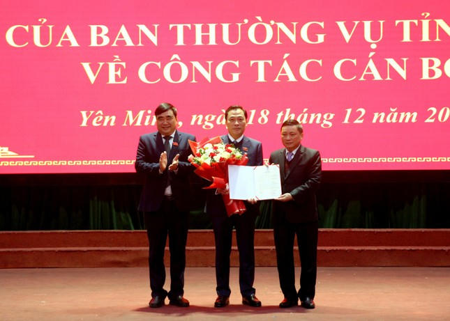 Tân Phó Bí thư Huyện ủy Yên Minh nhận quyết định. Ảnh: Báo Hà Giang.