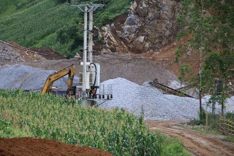Khu vực nghiền đá và bãi tập kết vật liệu.