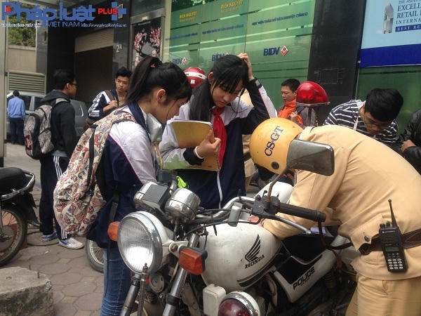 Rất nhiều trường hợp vi phạm là học sinh, sinh viên đi xe đạp điện không đội mũ bảo hiểm.