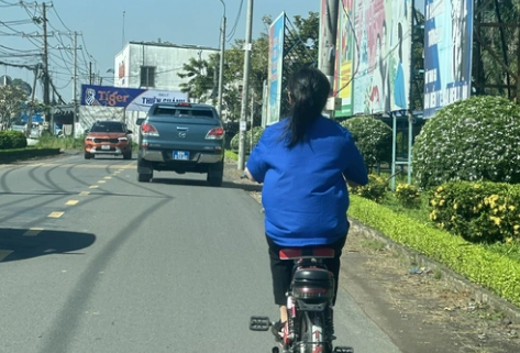 Dù xe đạp điện có tốc độ cũng khá cao nhưng nhiều người vẫn vô tư không đội mũ bảo hiểm.