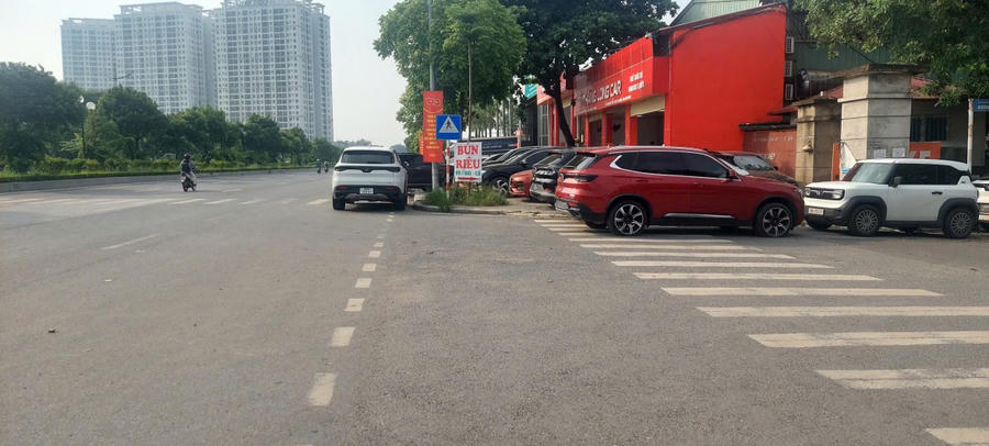 Hàng dài xe được trưng bày gần như chiếm trọn vỉa hè tại showroom Thăng Long car.