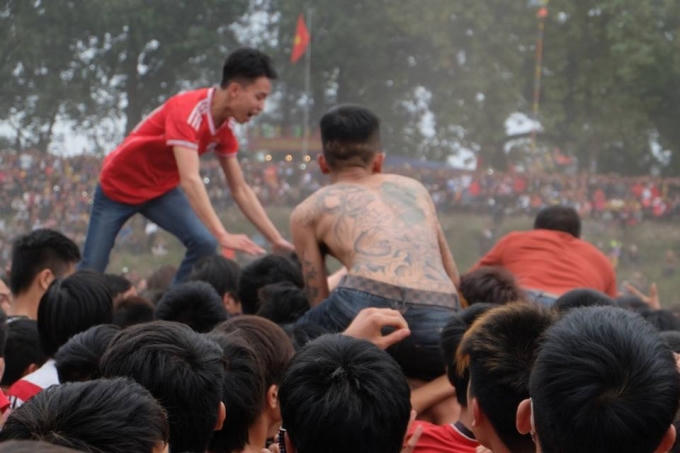 ...các thanh niên còn cởi áo để tham gia cướp phết.
