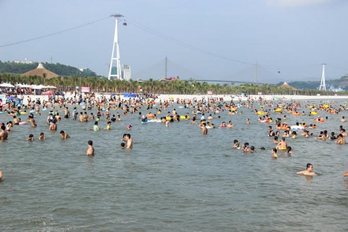 Ảnh chụp tại bãi tắm Hạ Long chiều ngày 2/9. Ảnh: Vietnamnet.