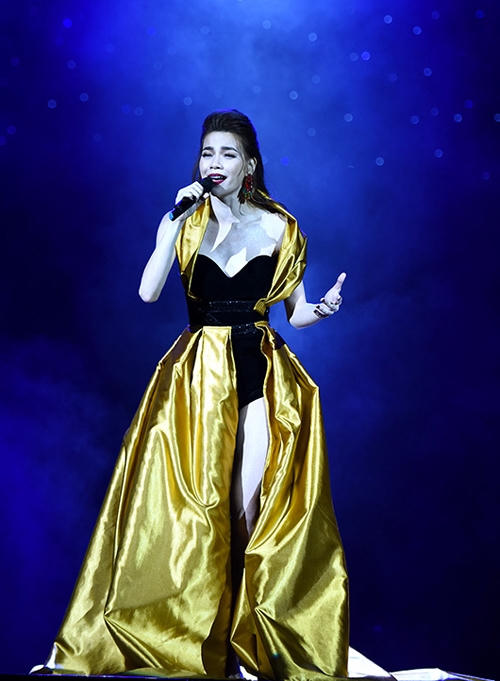 Hồ Ngọc Hà kể 10 năm trước, cô rời Hà Nội vào TP HCM với lý do lập nghiệp nhưng đó chỉ là cái cớ để trốn chạy nỗi đau tình yêu. Nhưng nếu được chọn lựa lại, cô vẫn muốn trải qua những cung bậc cảm xúc ấy, không hề hối hận.  Ảnh Giang Huy