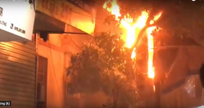 Ngọn lửa bùng phát và nhanh chóng lan rộng, bao trùm toàn bộ cửa hàng.