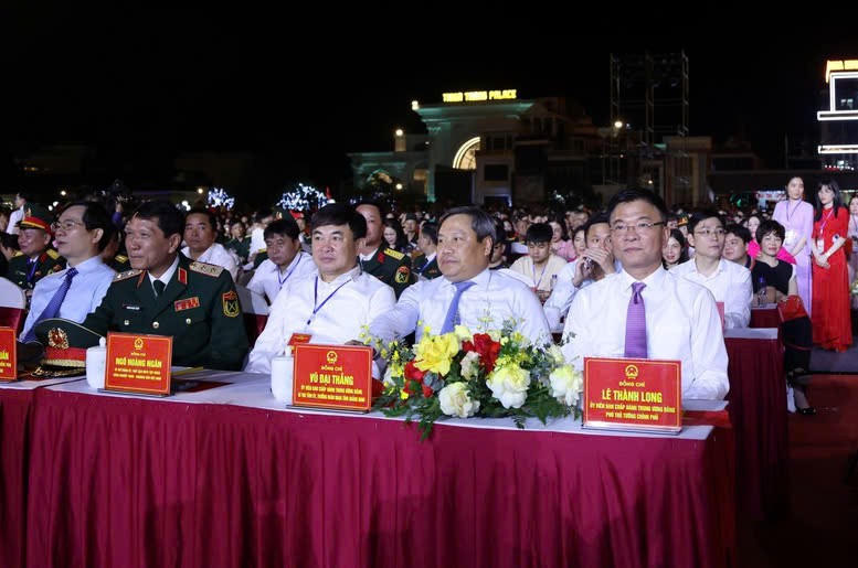 Phó Thủ tướng Chính phủ Lê Thành Long cùng các đại biểu tham dự chương trình kỷ niệm 70 năm Ngày Giải phóng Vùng mỏ 25/4 (1955-2025)