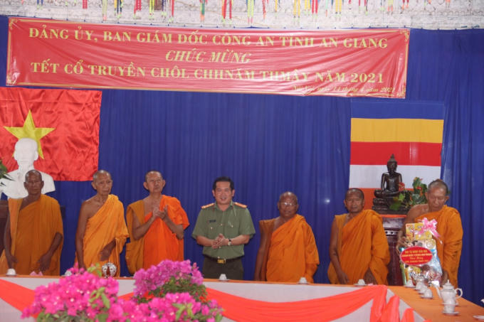 Đại tá Đinh Văn Nơi - Giám đốc Công an tỉnh tặng quà cho CBCS Đội An ninh dân tộc Nhân dịp Tết cổ truyền Chôl Chnăm Thmây