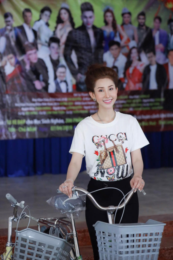 Chi Nguyễn là một trong những người đẹp thường xuyên tham gia các chương trình từ thiện với hi vọng sẽ giúp đỡ được phần nào những hoàn cảnh khó khăn, truyền động lực cho họ vươn lên trong cuộc sống.