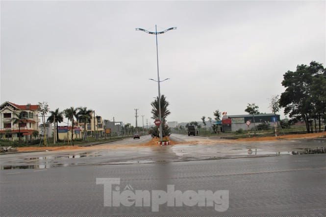 Quảng Ninh lên tiêng vụ đổ đất, cẩu bê tông chặn đường kiểm soát dịch - ảnh 11