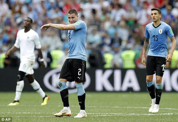 Gimenez đã khóc trong ngày Uruguay bại trận. (Ảnh: AP)