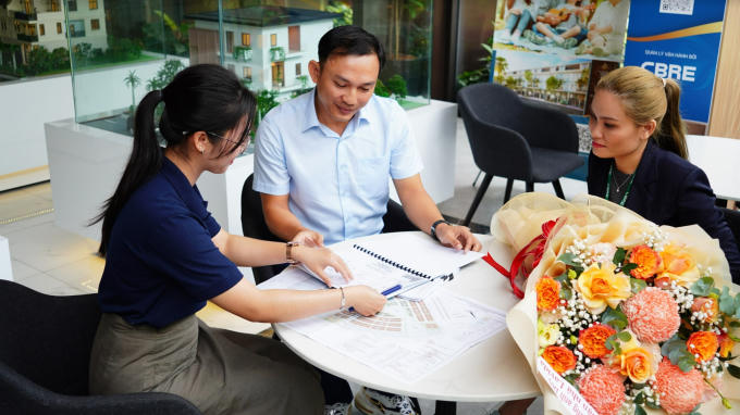 Khách hàng được hướng dẫn thủ tục bàn giao nhà.