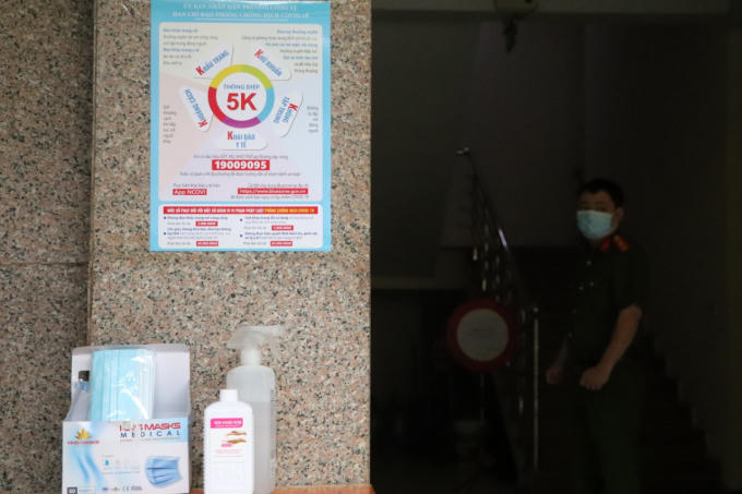 Tại lối vào của trụ sở Công an phường Cống Vị, dung dịch nước sát khuẩn, khẩu trang, máy đo thân nhiệt đã được chuẩn bị đầy đủ đảm bảo an toàn theo quy định về phòng chống dịch bệnh Covid-19.