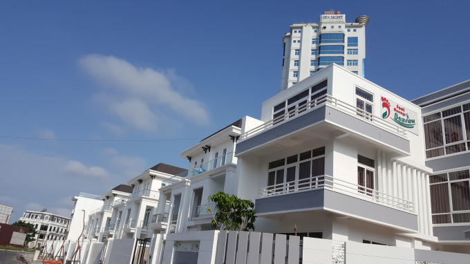 Sau lưng khách sạn Sea Light đúng ra là một con đường nhưng nay là biệt thự