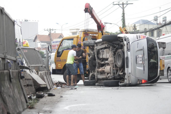 Ô tô 7 chỗ lật nghiêng trên quốc lộ 13.