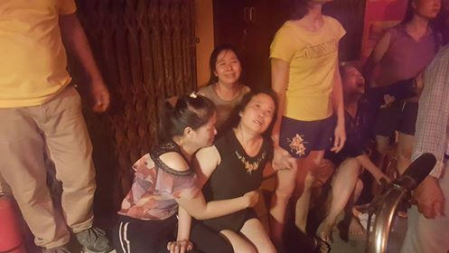 Người dân bỏ chạy khỏi đám cháy. (Ảnh: VietnamNet)