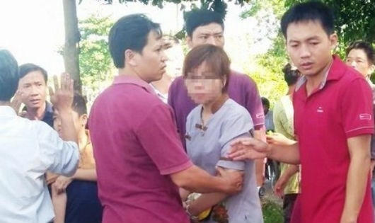 Hàng trăm người dân đã tập trung tới chùa, vây bắt cô gái qua đêm trong phòng sư trụ trì