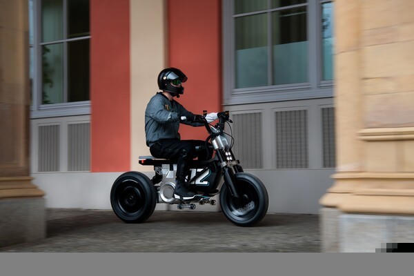 Concept CE 02 có thể đạt tốc độ tối đa 90 km/h. (Ảnh: Carscoops)