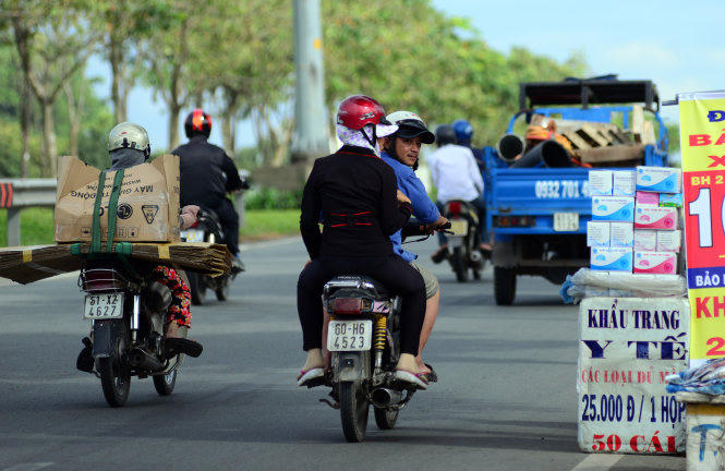 Khẩu trang y tế được bán tràn lan bên lề đường với giá 25.000 đồng/hộp - Ảnh: DUYÊN PHAN