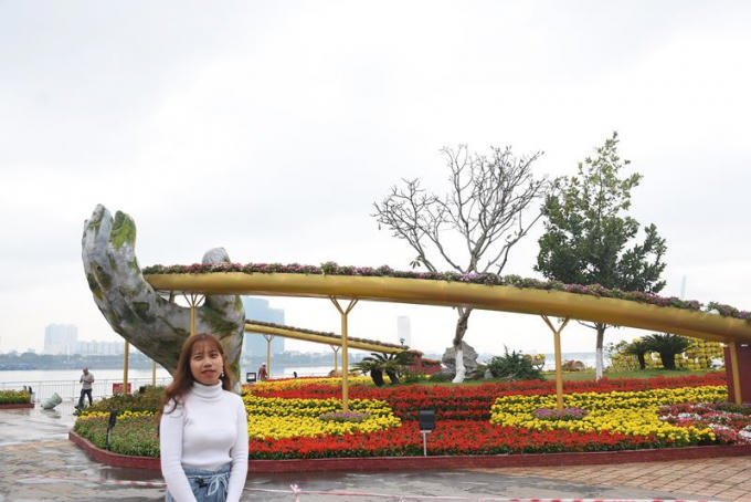 Nhưng điểm nhấn vẫn là cầu vàng với những chậu hoa tươi nhiều chủng loại trang trí