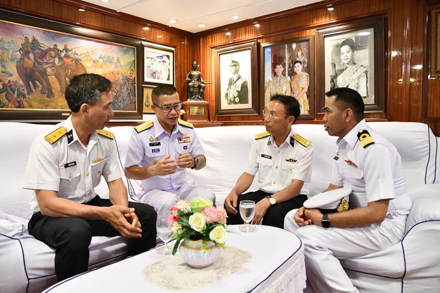 Phó Đô đốc Arpa Chapanont trao đổi với Đại tá Ngô Văn Thành trên Tàu FFG-421