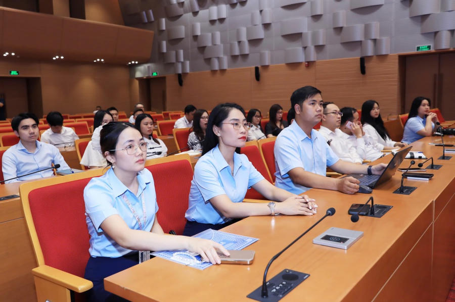 Cán bộ, công chức, viên chức tham gia tập huấn quy trình giải quyết TTHC chính quyền địa phương 2 cấp.