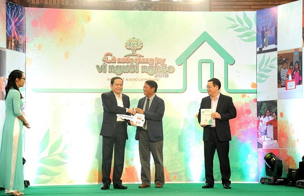 Phó Thủ tướng Vương Đình Huệ và Chủ tịch UB MTTQ Việt Nam Trần Thanh Mẫn tiếp nhận ủng hộ và trao Kỷ niệm chương cho Phó tổng Giám đốc Tập đoàn Lương Mạnh Hoàng