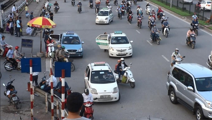 Taxi ngang nhiên dừng đỗ đón khách trước cổng bệnh Ảnh: Ngọc Nga