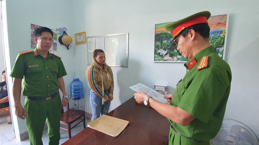 Cơ quan Công an đọc lệnh bắt đối tượng Hồ Thị Dung phạm tội lừa đảo.