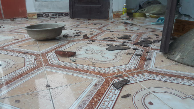 Cửa kính bị các đối tượng ném gạch, đá trúng văng vãi  khắp nơi.